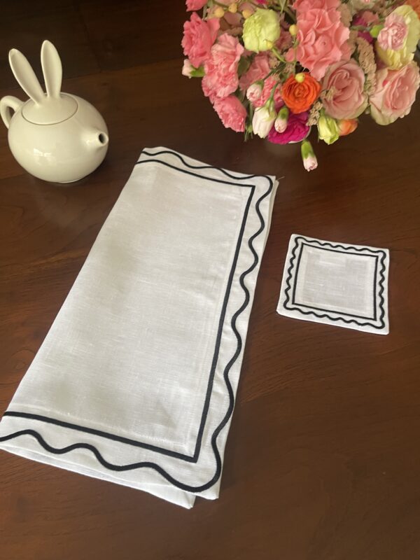 White & Black Natalia Napkin Set